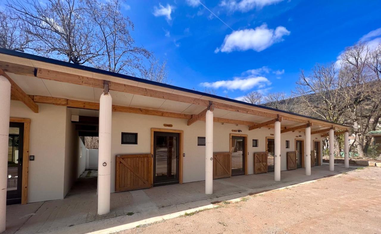 La Petite Auberge Insolite Saint-Affrique Ngoại thất bức ảnh